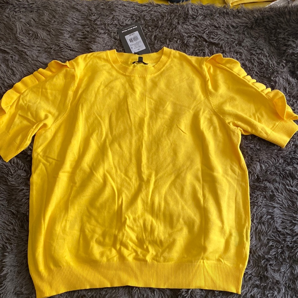 Who What Wear ruffled short sleeved yellow XL sweater.